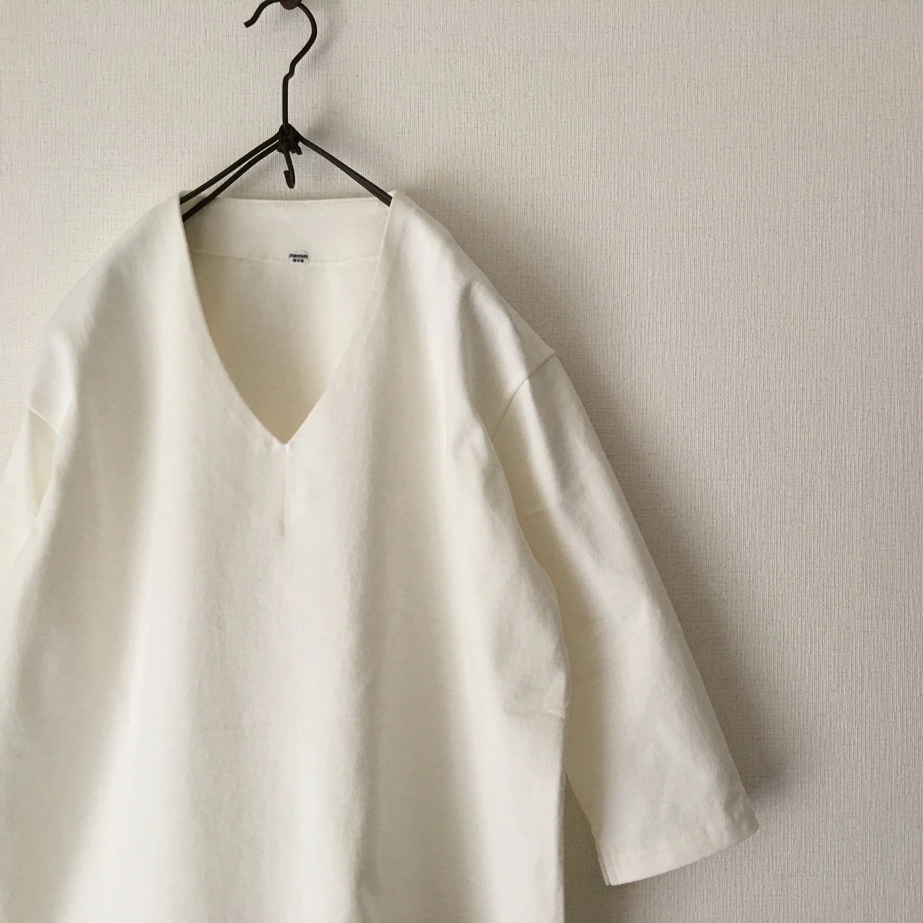 cleaveland   <br>   ”Out of everywhere”    <br> V/pullover 3/4sleeve Off white