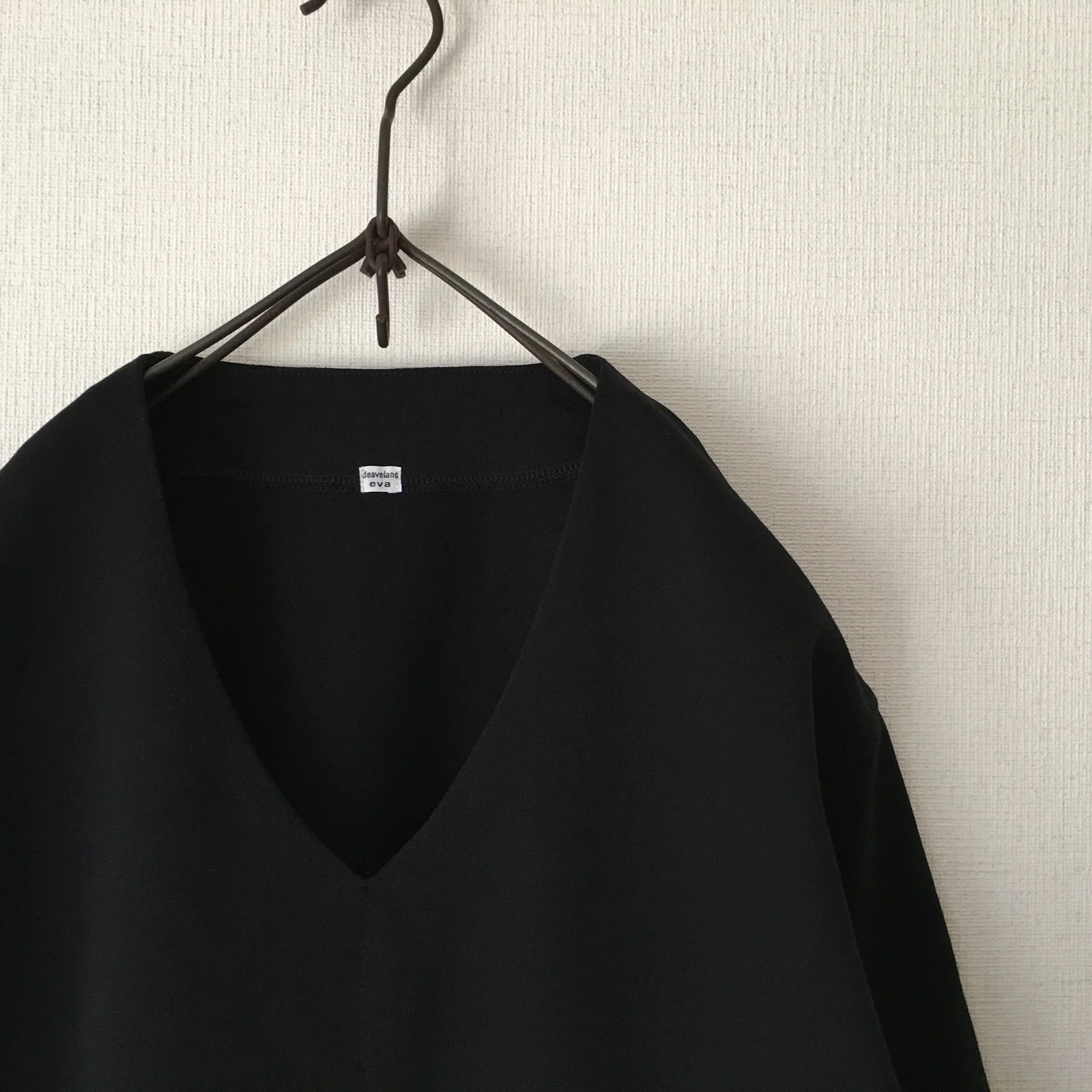 cleaveland   <br>   ”Out of everywhere”    <br> V/pullover 3/4sleeve Black