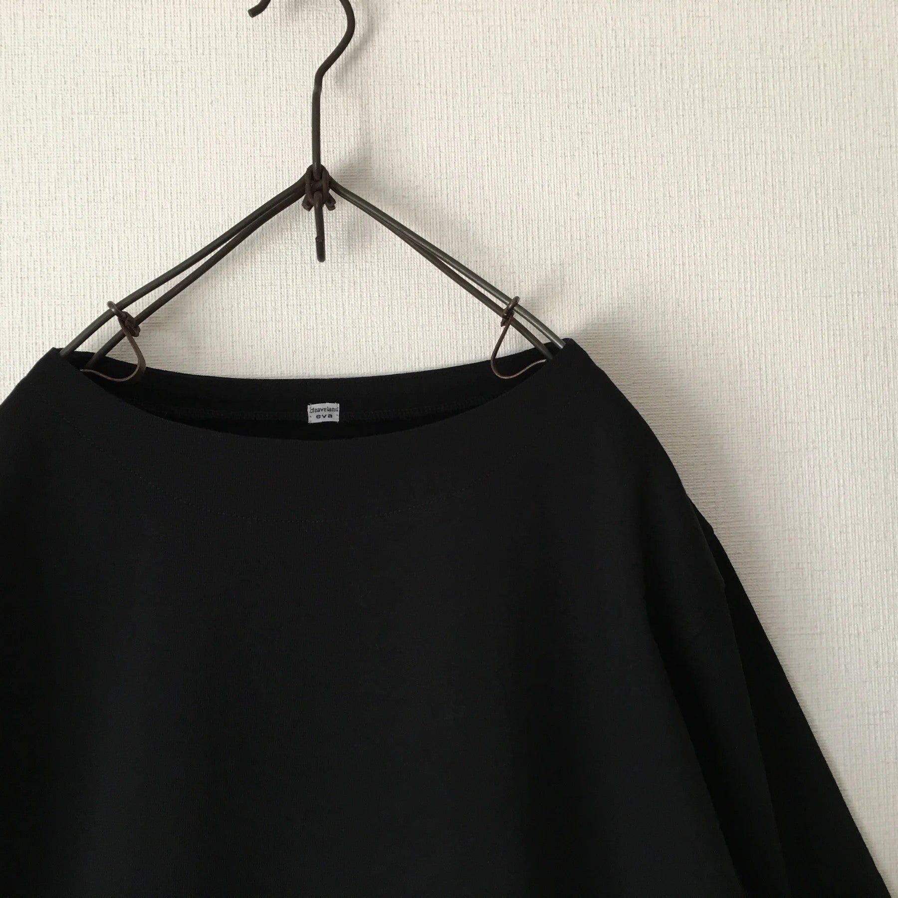 cleaveland    <br>  ”Out of everywhere”   <br> C/pullover Half sleeve Black
